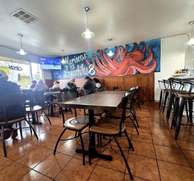 Interior del restaurante con mural de pulpo